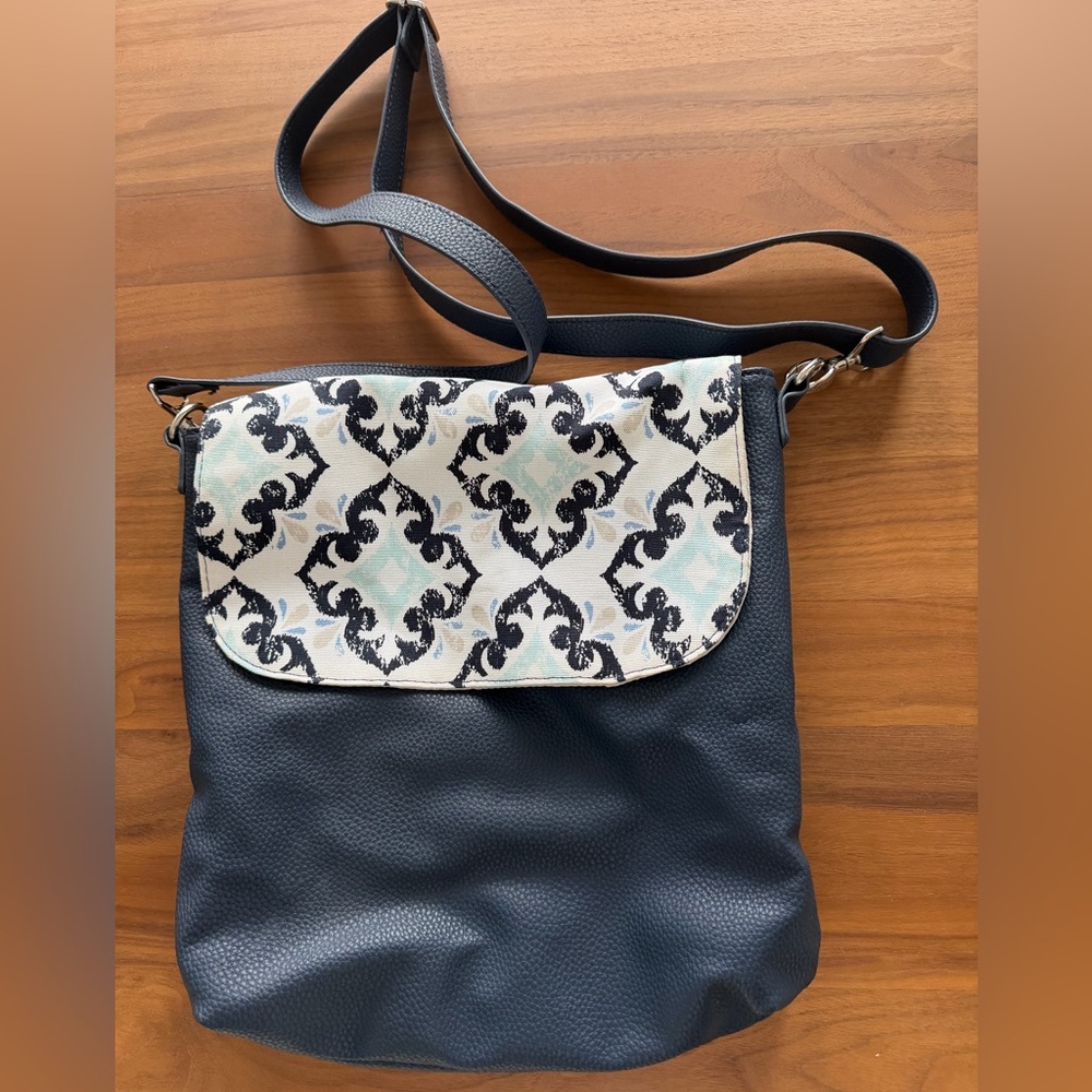 Thirty One Navy Body with Patterned Accents Women's Crossbody Bag. EUC.